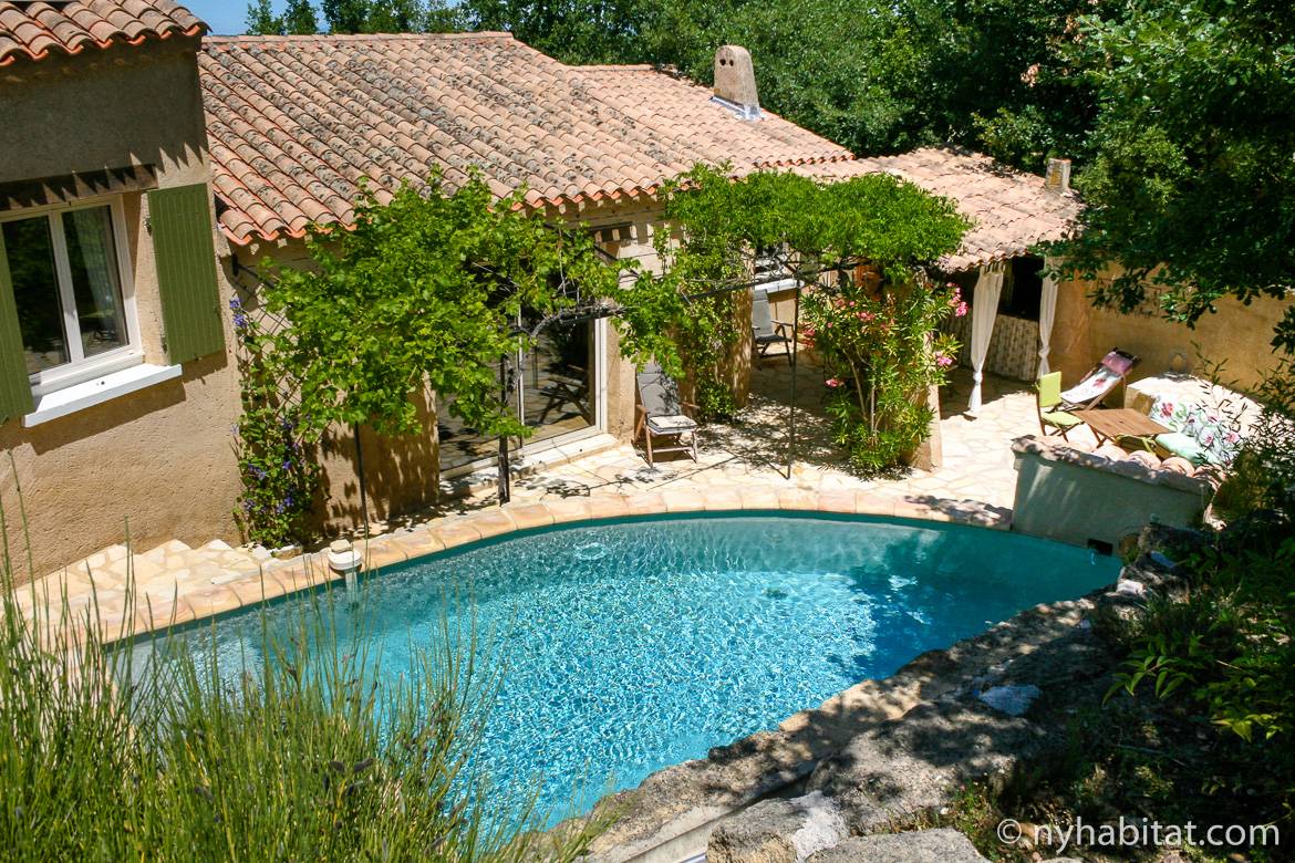 Image of a villa in Avignon and its terrace and swimming pool