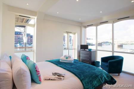 Picture of a sunny bedroom overlooking the River Thames.