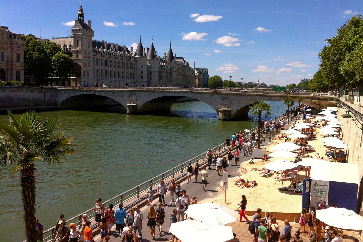 Photograph of the artificial beach at the Paris Plages.