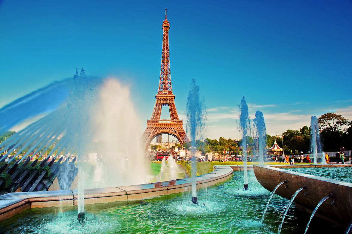 Picture of the Trocadero fountains and the Eiffel Tower in Paris during the summer.