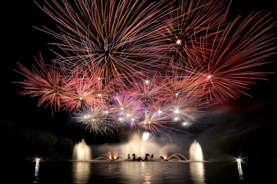 Picture of the fountain light show at Les Grandes Eaux Nocturnes et Sérénade in Versailles.