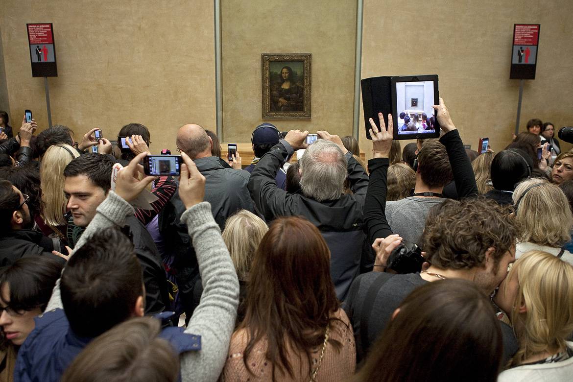 Image of guests in front of the Mona Lisa at the Musée du Louvre