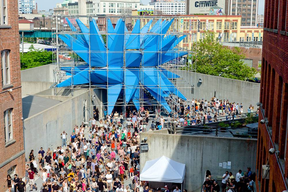 Image of the crowds at MoMa PS1 Warm-Up. Photo: Tom Giebel.