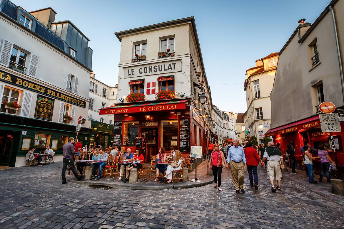 A restaurant in Paris with outdoor seating.