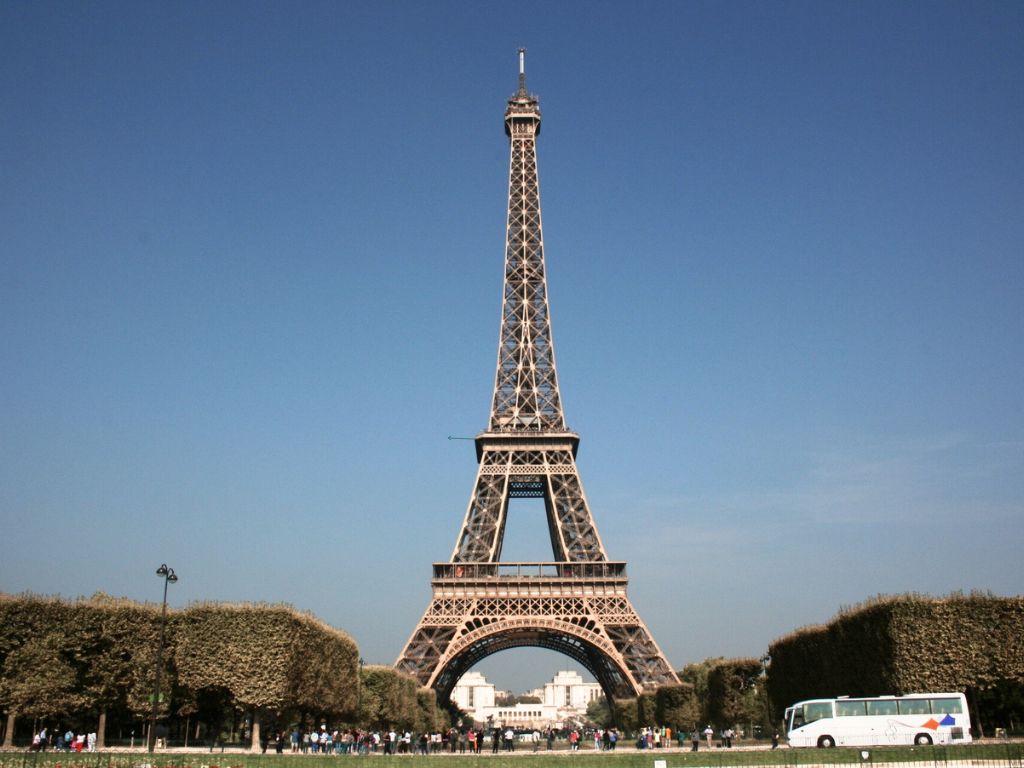From parades to museum nights, Paris celebrates year-round with its unforgettable events unfolding under the timeless gaze of the Eiffel Tower. (Photo credit: 139904 / Pixabay)