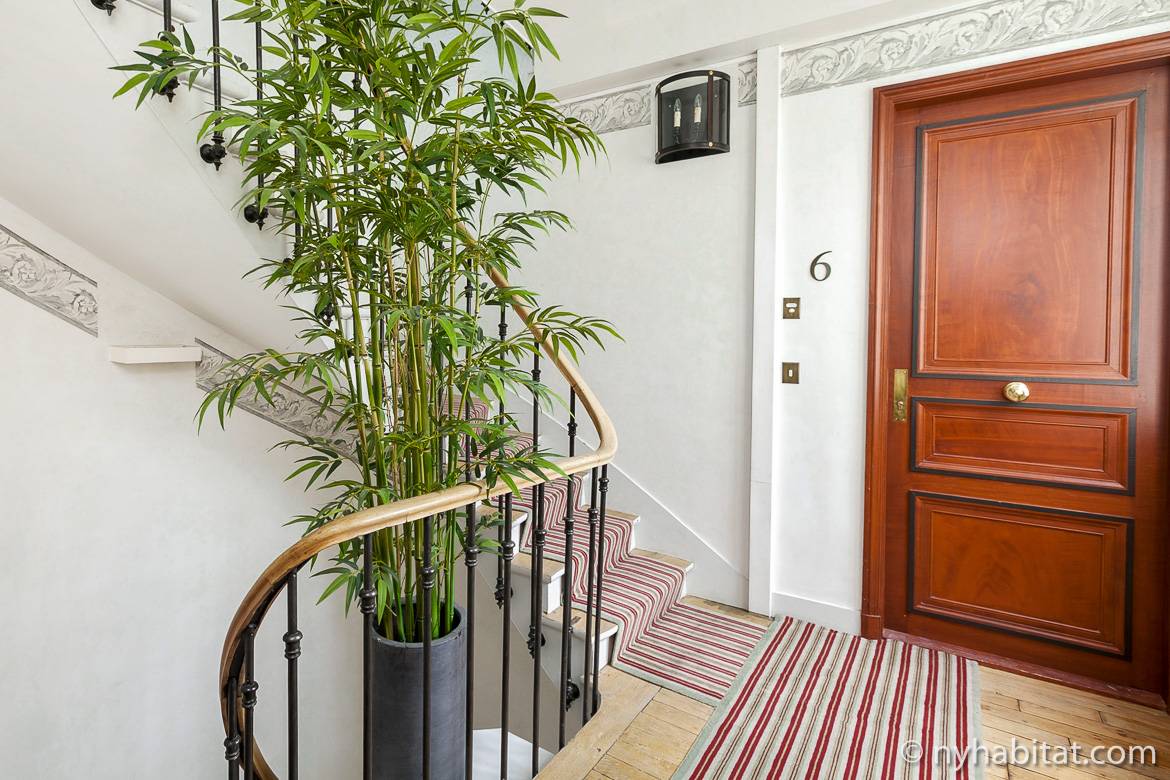 Elegant Paris walkup