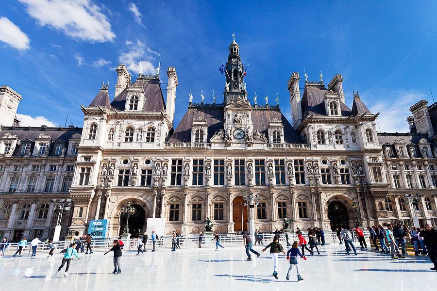 The ice skating rink outside the Hotel de Ville.