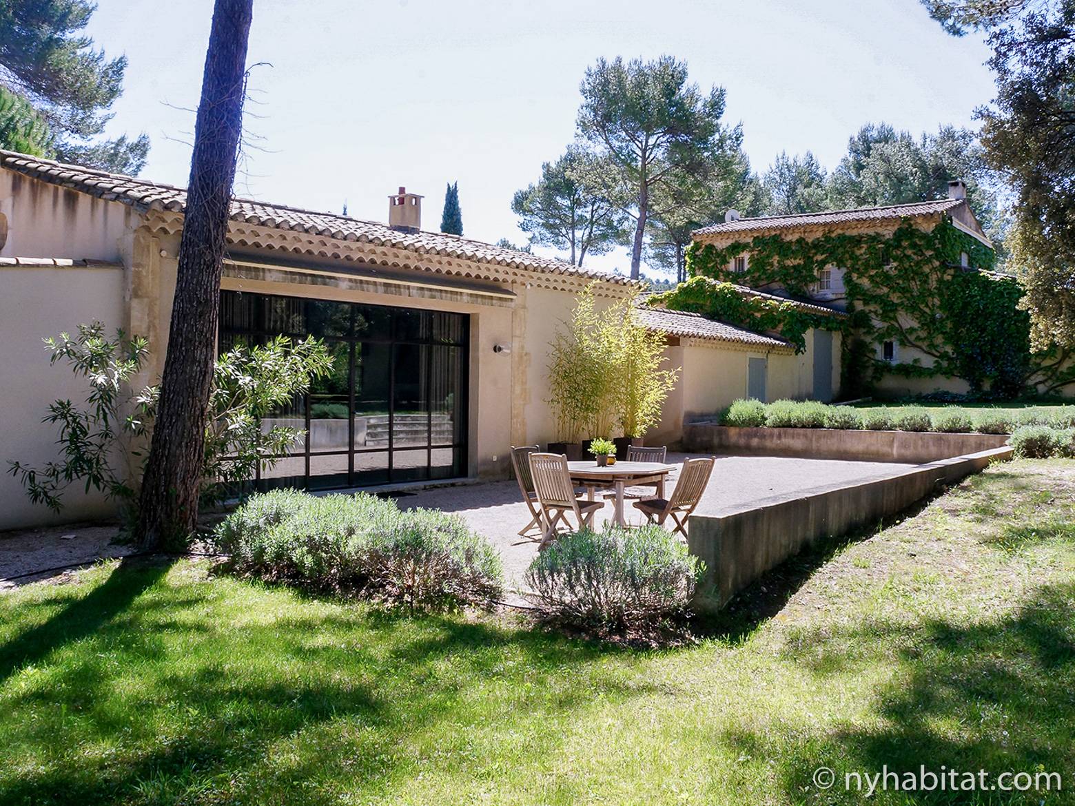 Image of a garden studio near Saint-Rémy-de-Provence