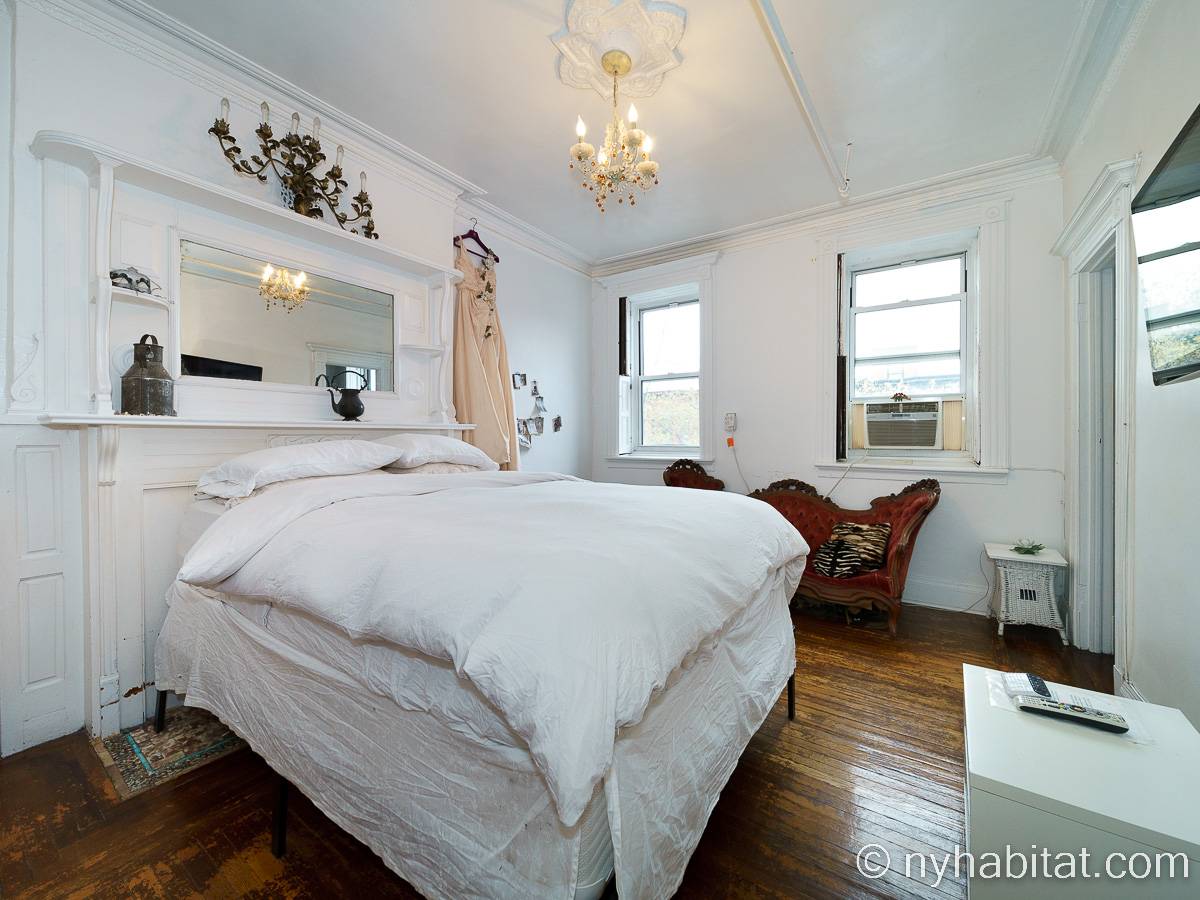 Cosy, vintage-style bedroom in a spacious Bedford-Stuyvesant apartment – ideal for a relaxed family retreat. (NY-14848)