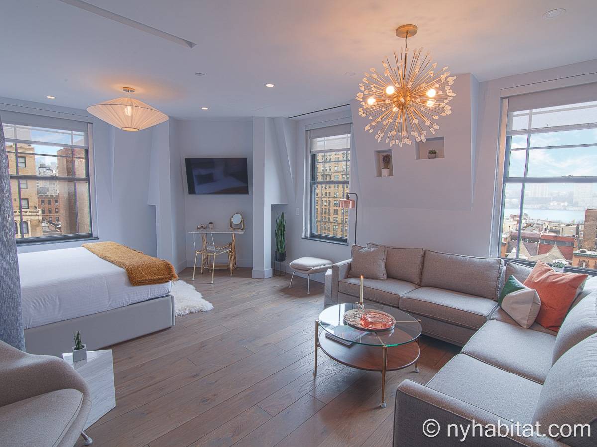 Stylish Upper West Side studio with panoramic views and luxury bath – perfect for a couple’s city getaway (NY-20004)