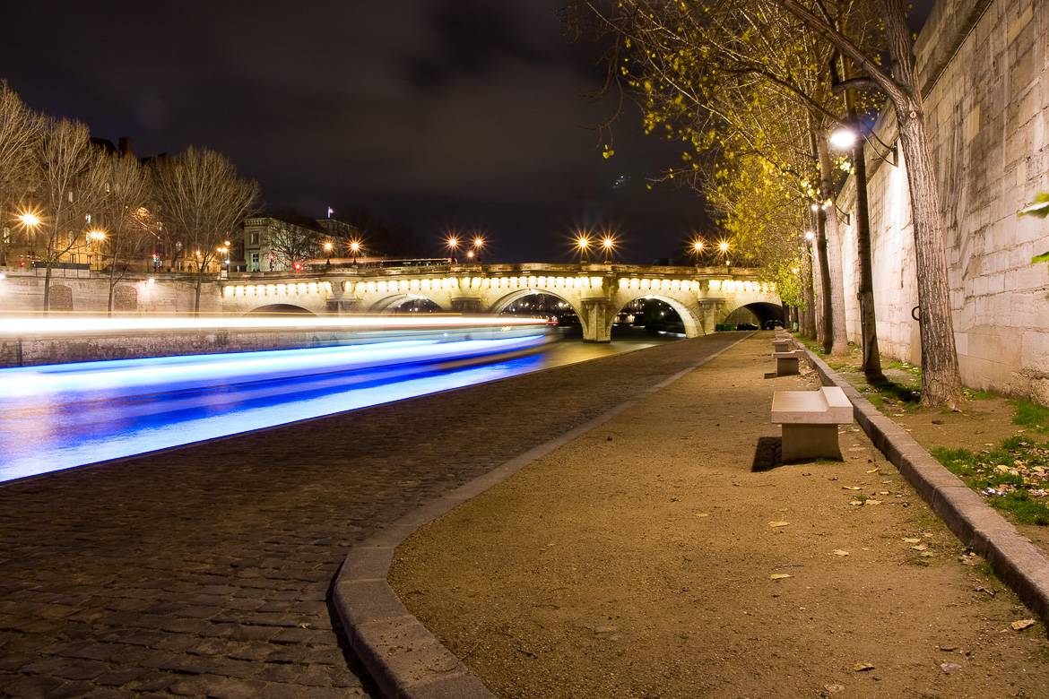 Image of a deserted quay of the Seine River at night