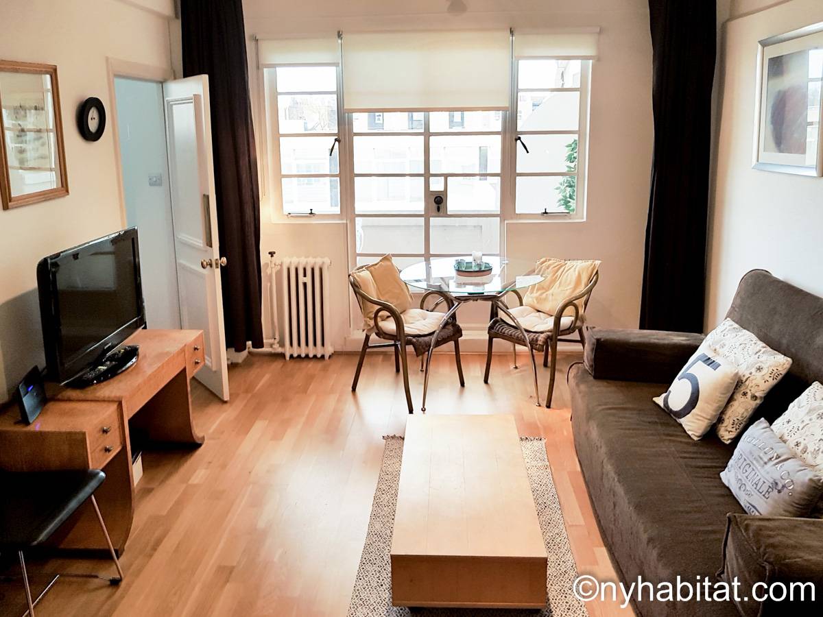 Enjoy quality time in this homey Notting Hill furnished studio apartment, with enough space to sleep three people! [LN-152]