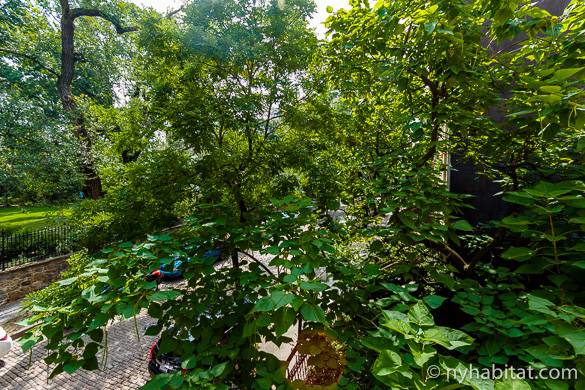 Window view from New York Habitat studio apartment NY-14062