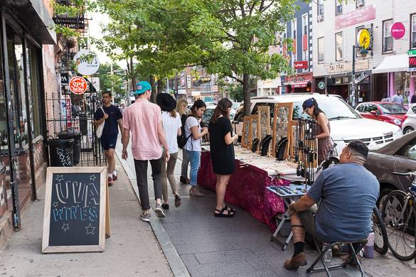 Image of street vendors selling jewelry on the sidewalk in NYC