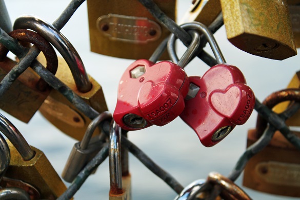 Image of heart shaped padlocks