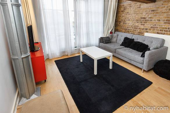 Image of LN-824 living room and outdoor BBQ dining area