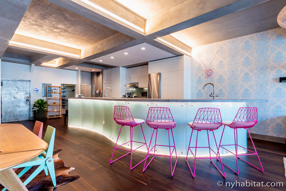 image of studio apartment NY-16941 and its curved kitchen countertop doubling as a bar