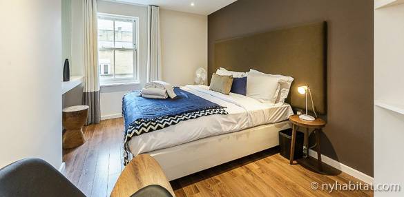 Image of bedroom 2 in LN-1833 – a double bed and olive green walls