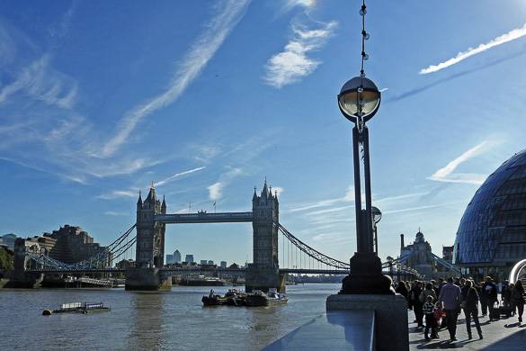 Image of a group of tourists looking at Tower Bridge