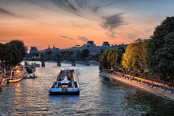 Image of a Bateaux Parisien boat on the Seine at sunset