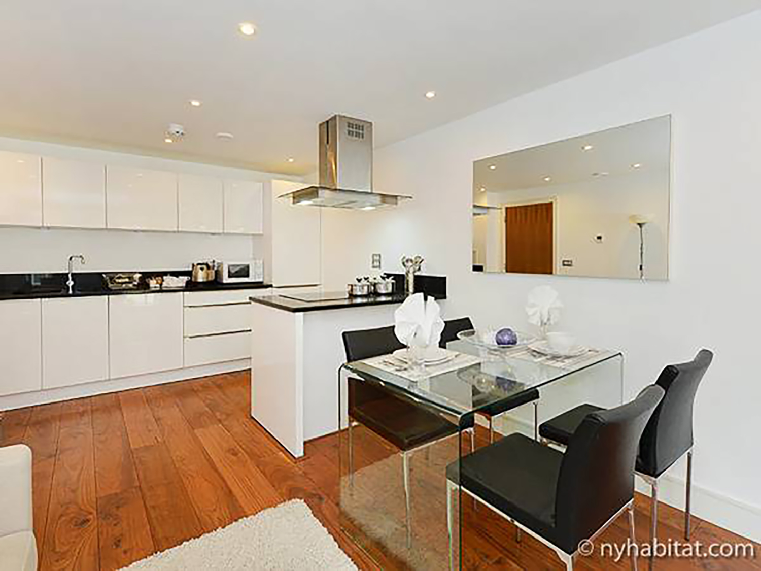 Cook your favorite meals in this stylish, fully equipped kitchen (LN-1520)