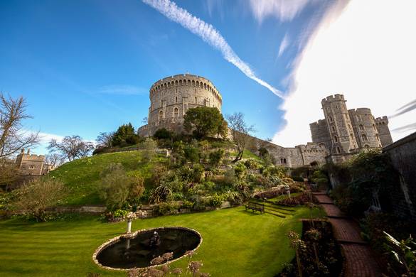 Image of Windsor Castle with grounds and pond in the foreground