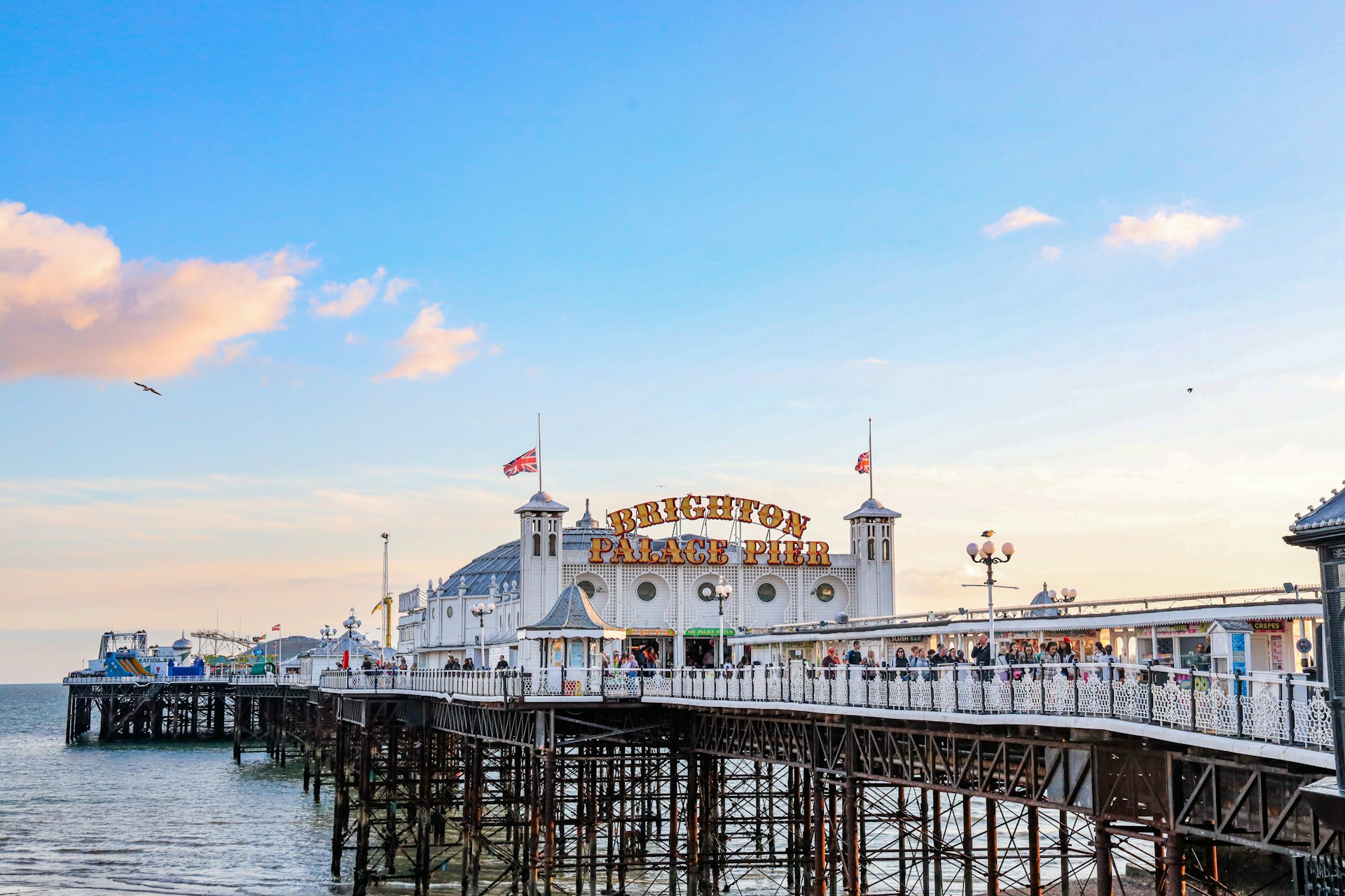 Spend a day by the beach in Brighton (Janice Kwong via Unsplash)