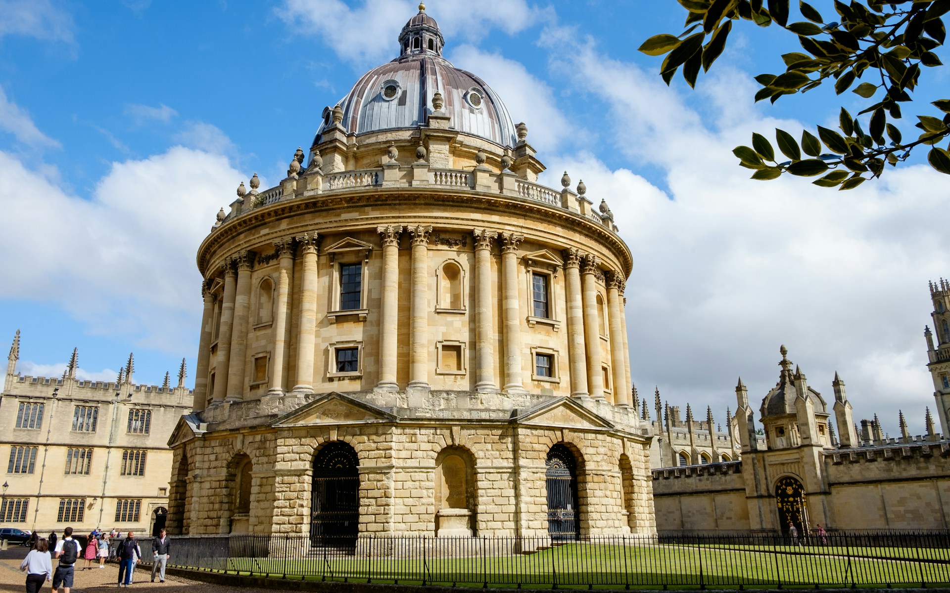 Wander through the iconic halls of Oxford: where tradition meets academic excellence! (Jacob Pretorius via Unsplash) 