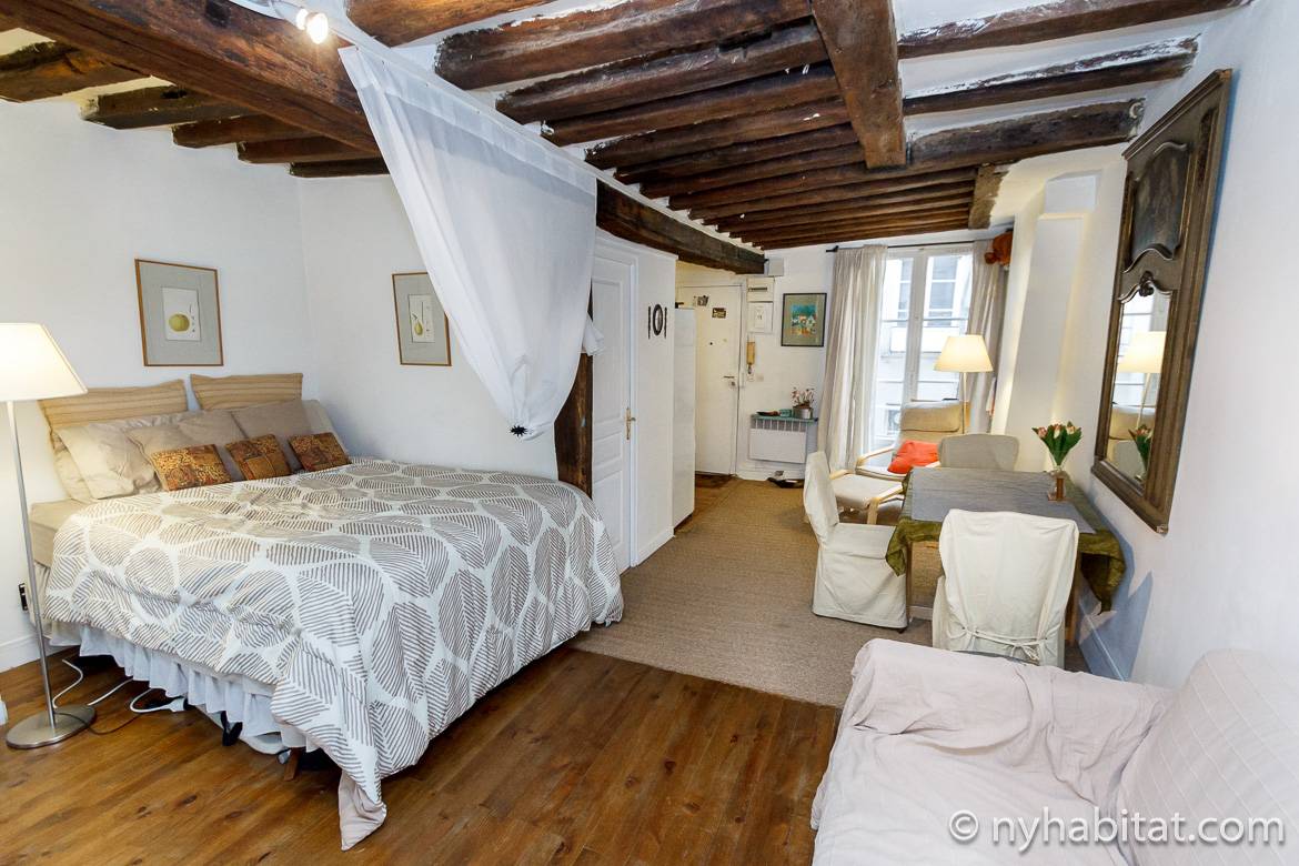 Image of bedroom of PA-4117 with exposed wood beam ceilings and a bed