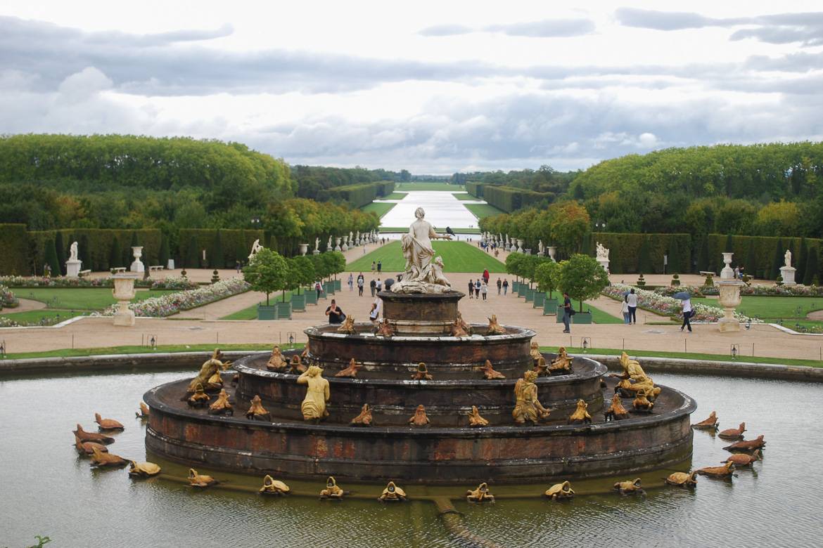 Image of a fountain at Versailles in Paris