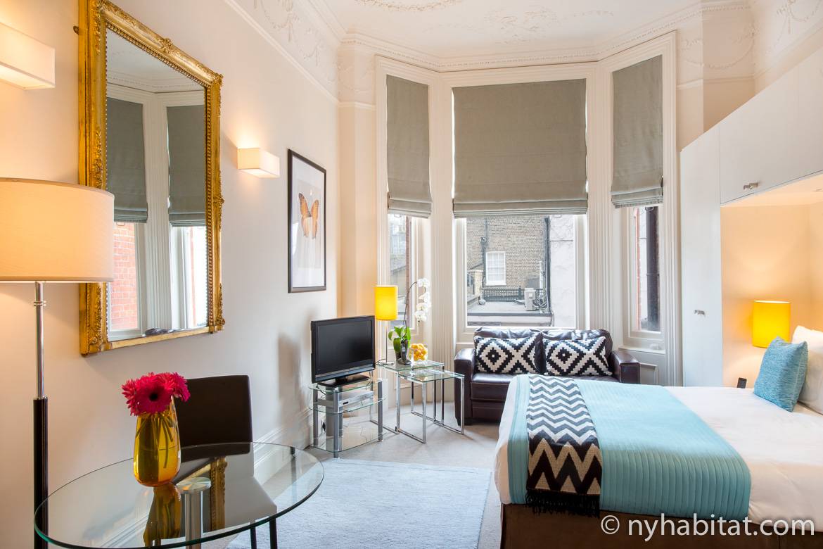Image of studio vacation rental LN-882 in Chelsea with bay windows and gilded mirror