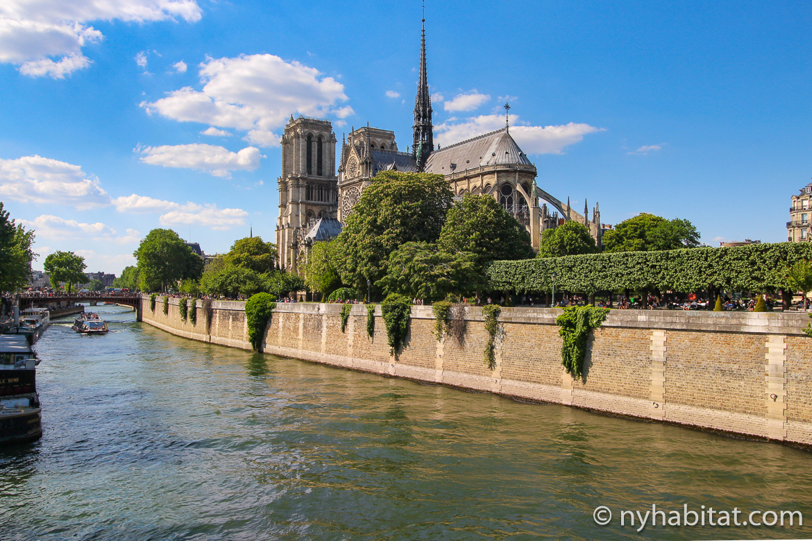 Image of Notre Dame Cathedral beside the River Seine