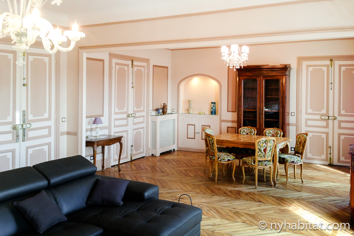 Image of living area with chandelier and leather sofa in PA-4417