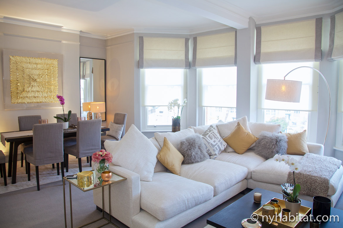 Image of living room with sectional sofa and end tables in LN-1673