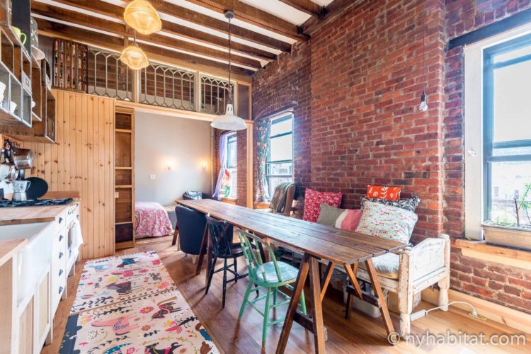 8-ways-ultimate-Thanksgiving-guide-NYC-NY-17495-Williamsburg-apartment-dining-area Image of living and dining area in NY-17495 with dining table, various seating and kitchen counters.