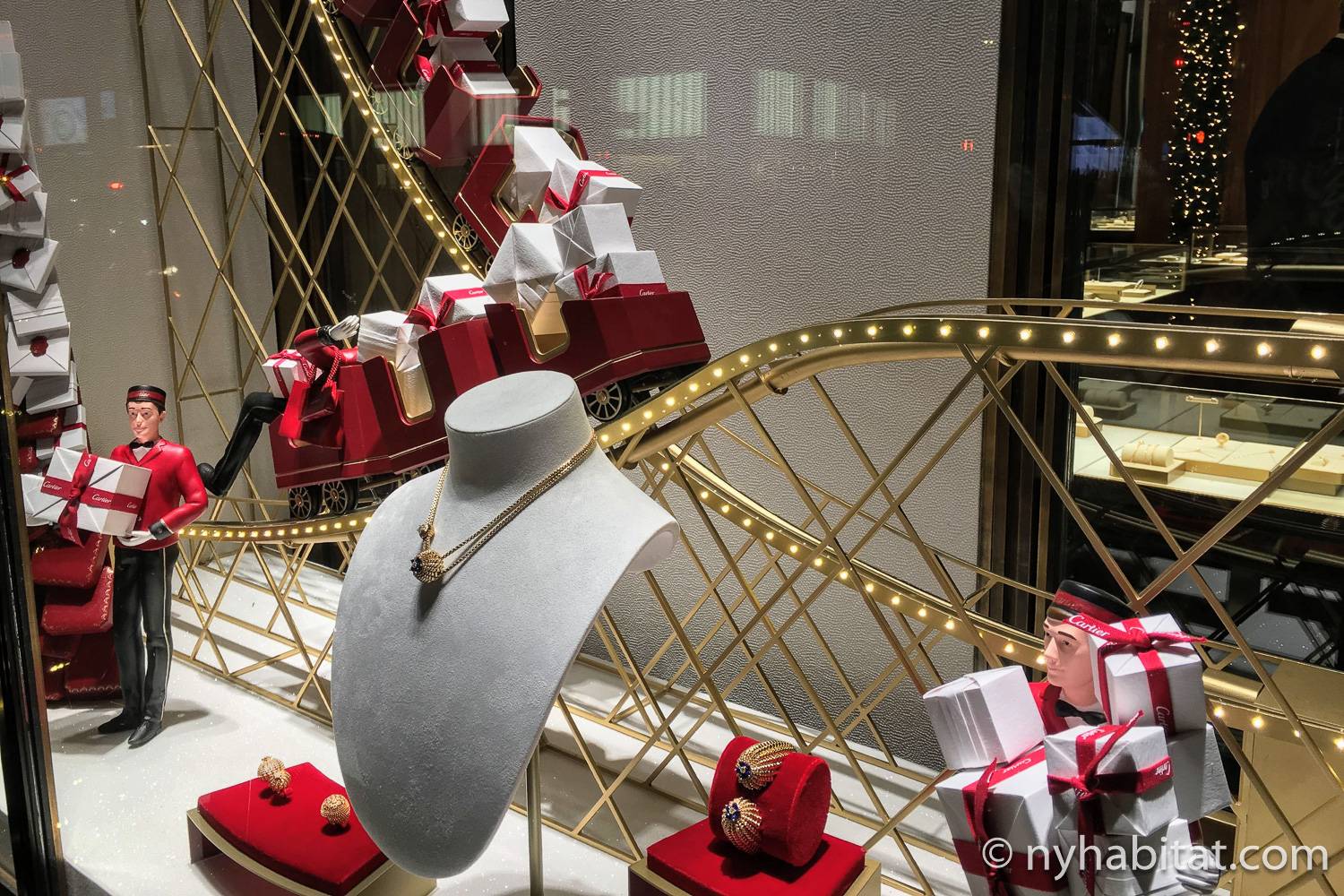 Image of Cartier’s 2018 train-themed holiday window.