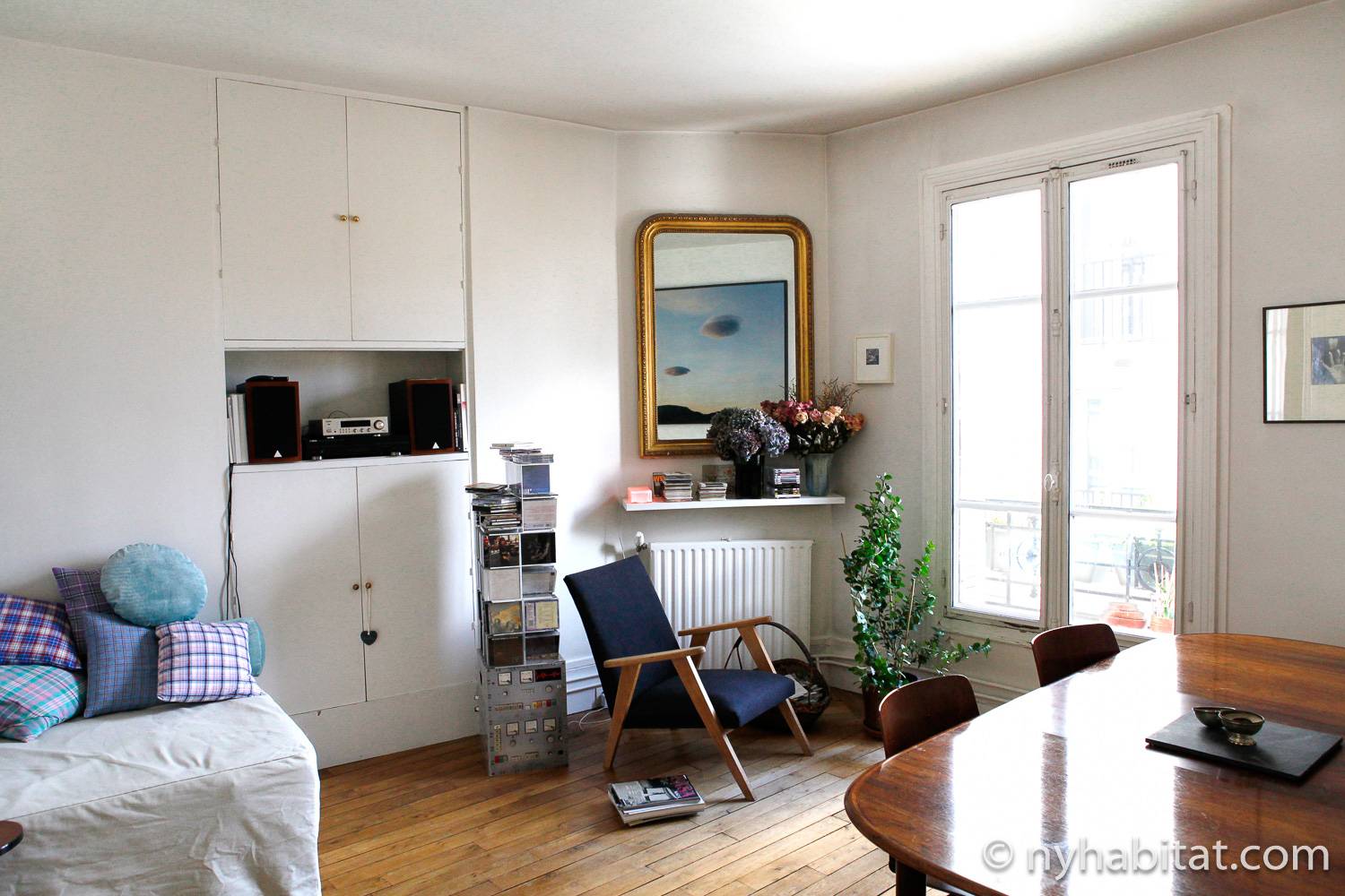 Image of living area in PA-4386 with table, chairs, and mirror.