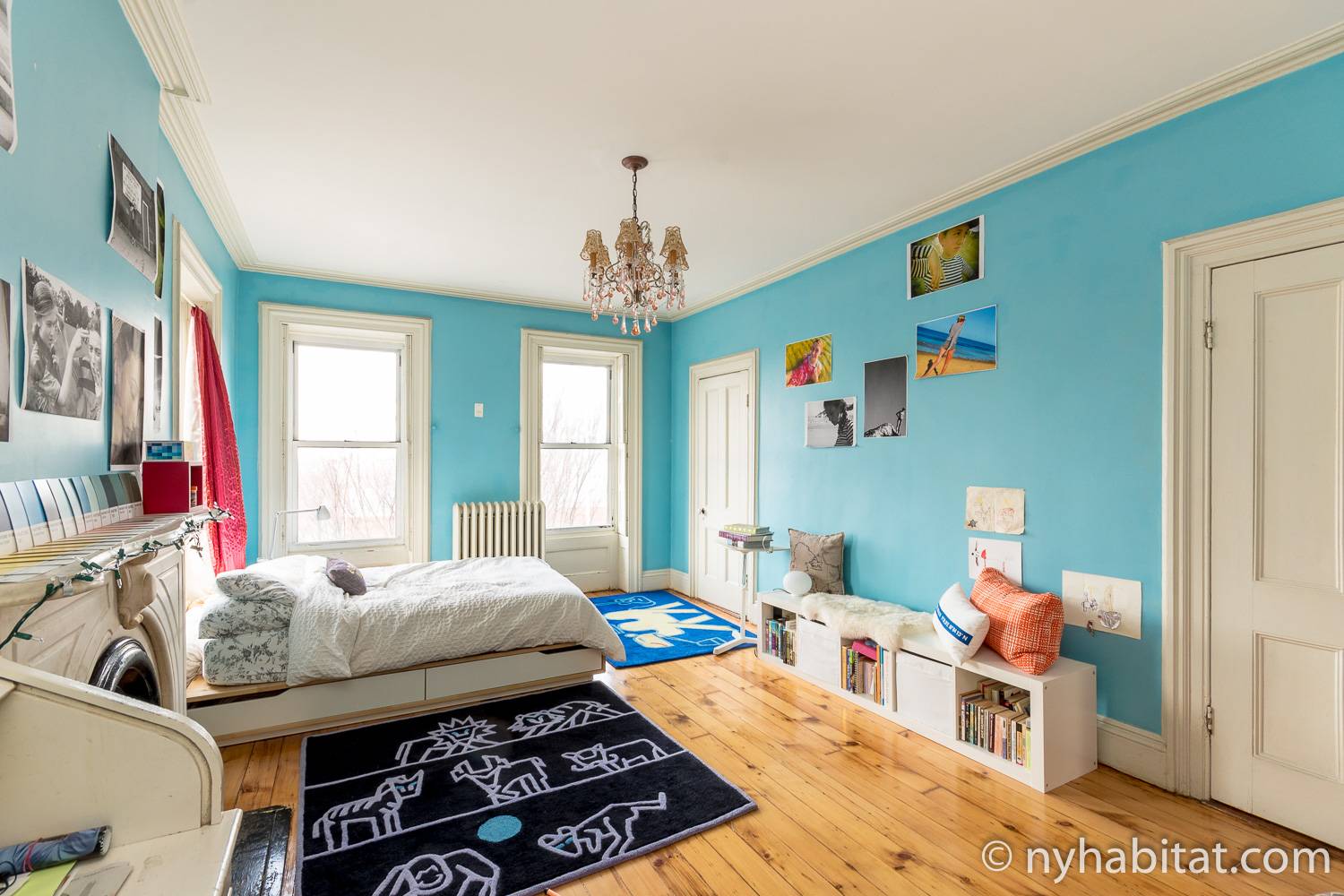 Image of bedroom in NY-14369 with double bed, chandelier and artwork.