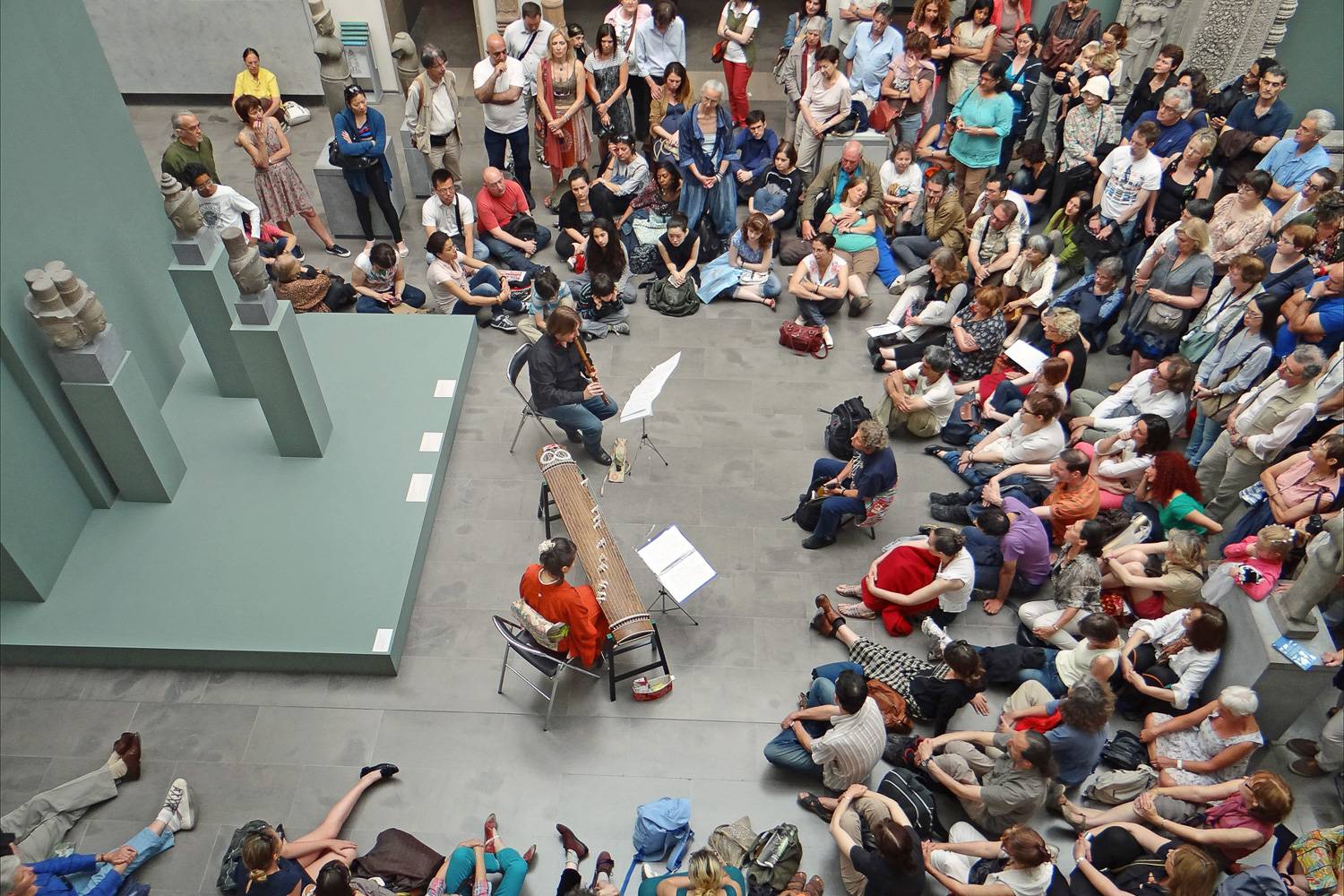 Image of people gathered for a duet concert at Musée Guimet during Fête de la Musique.