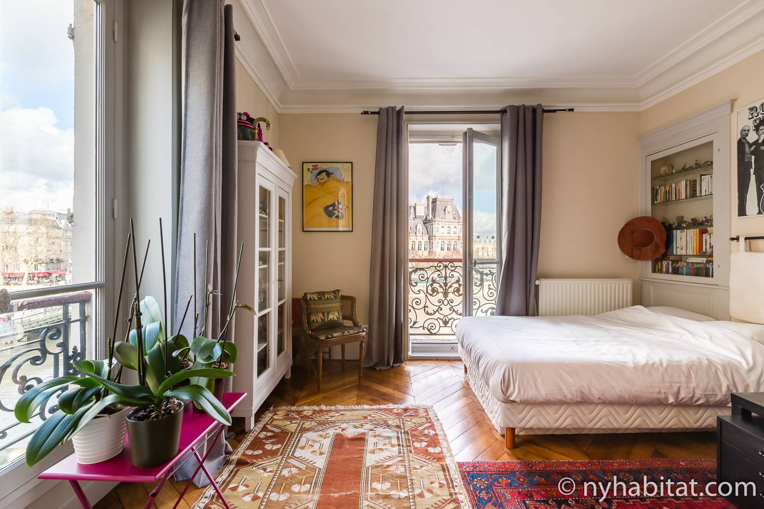 Image of bedroom in PA-4767 with double-sized bed, wardrobe and artwork.