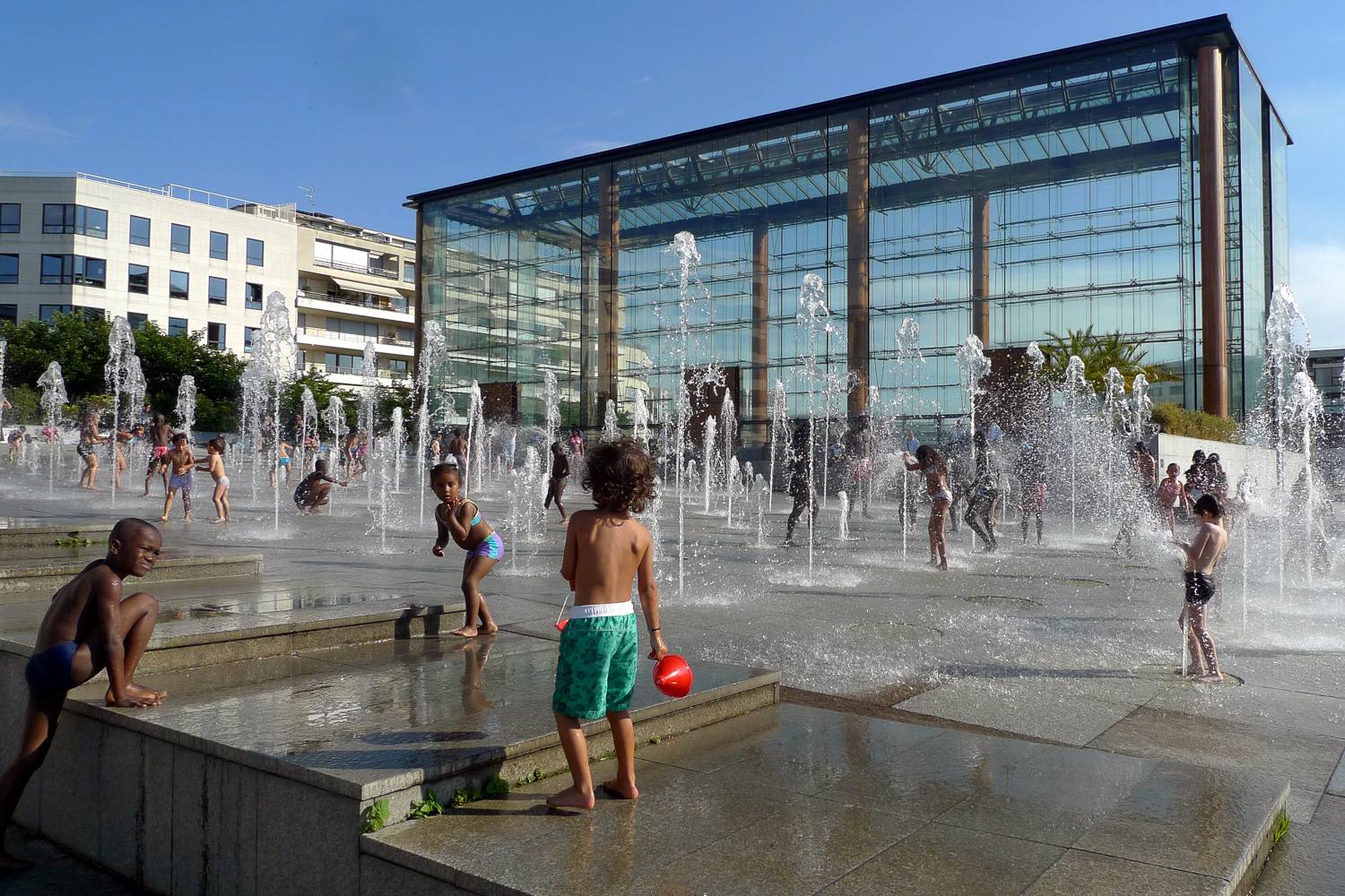 Image of children playing in the fountains at Parc André Citroën in Paris.