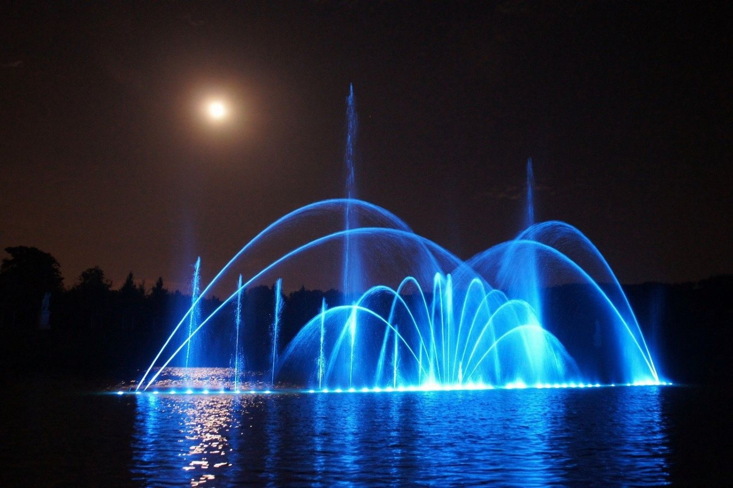 Get mesmerized by the AURA light projection in the Invalides! (Photo by askolizzato71 on Flicker, available under CC-BY-SA)