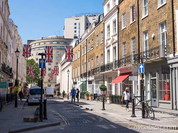 Image of a Knightsbridge street lined with storefronts.