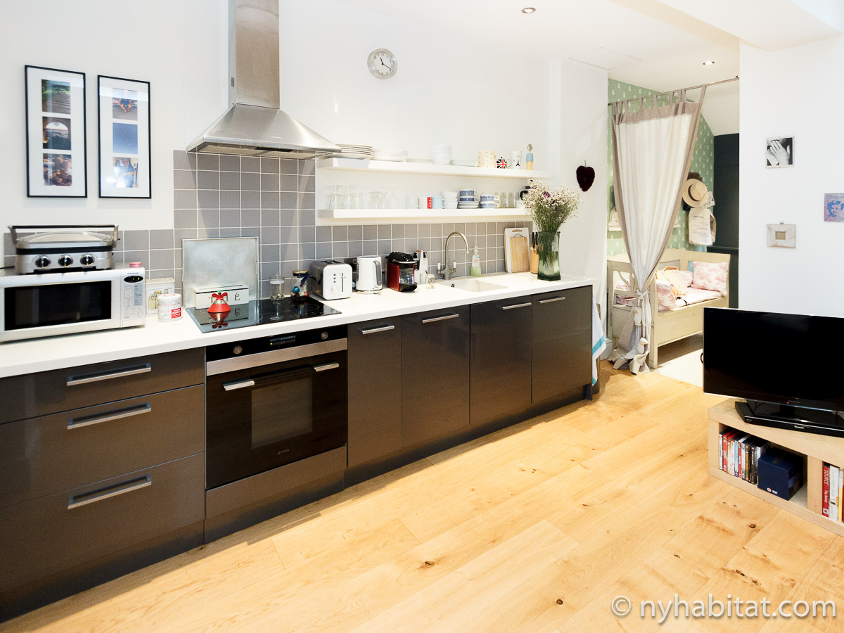Image of kitchen in LN-450 with stainless steel appliances.
