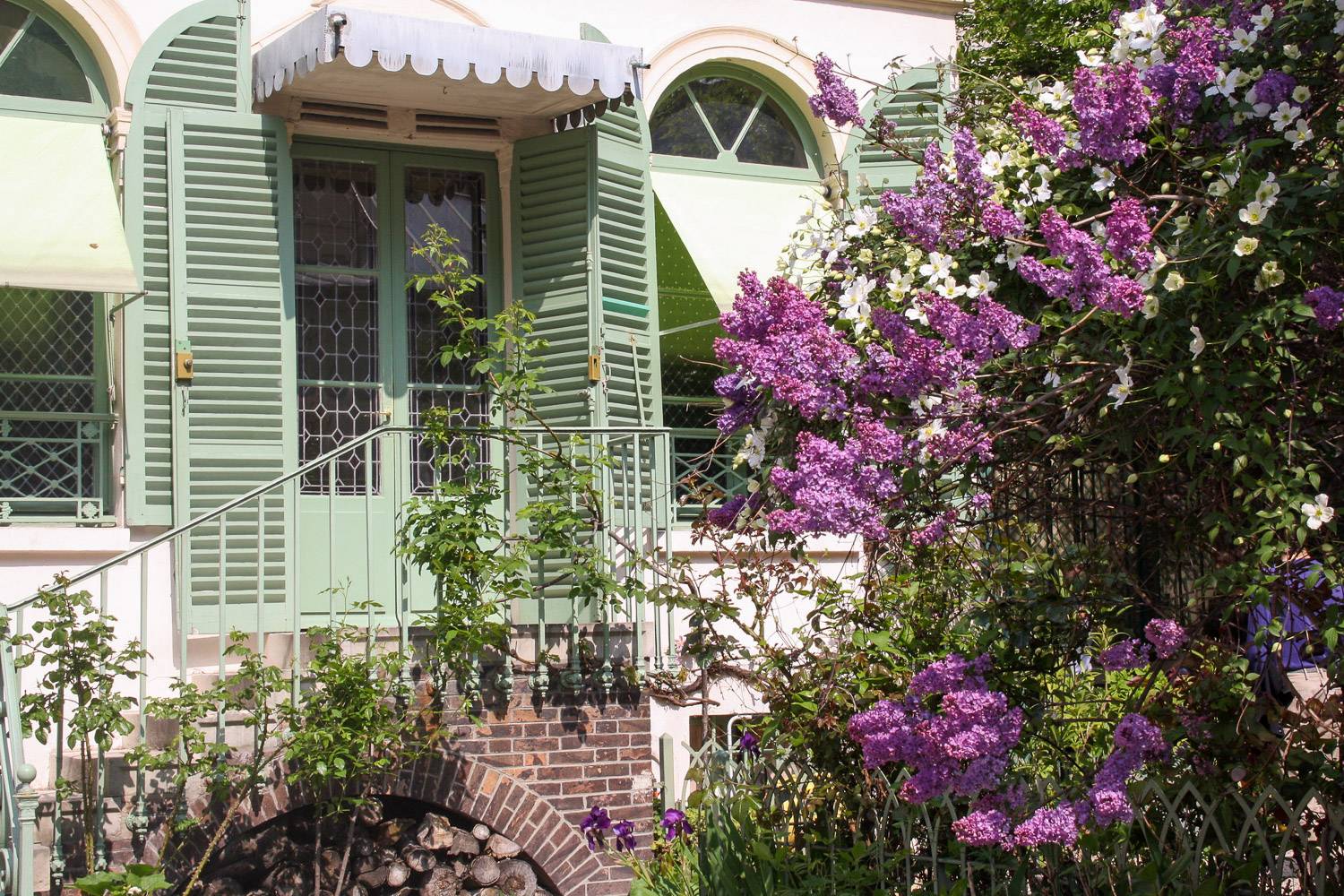 Image of the façade and garden of the Musée de la vie romantique in Paris located in a 19th century home.