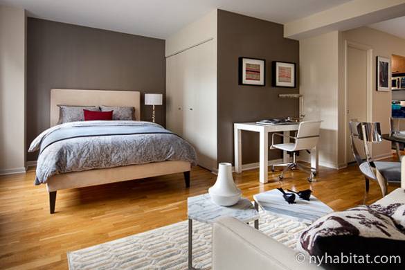 Bild von einem Wohnbereich in NY-17572 mit Doppelbett, Tisch und zeitgenössischer Einrichtung.