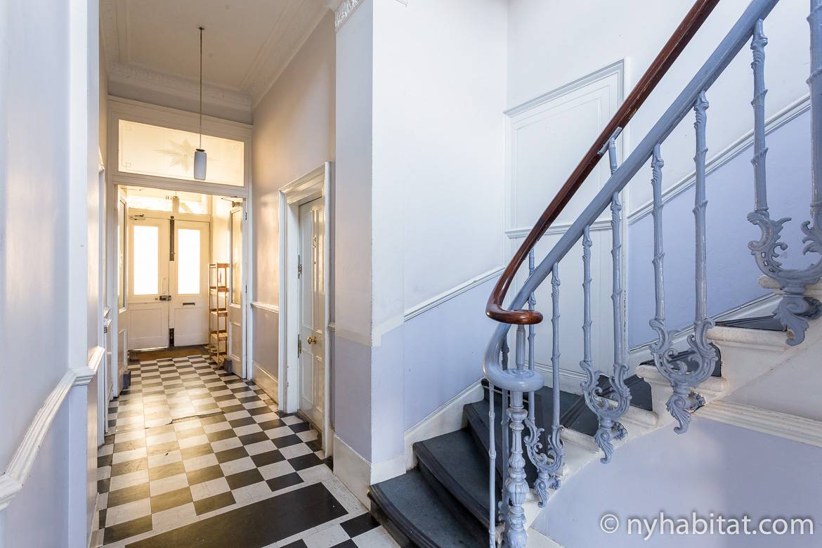 Foto von einem Hausflur und einer Treppe in einem Londoner Gebäude.