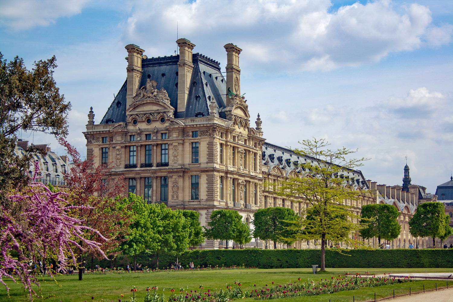 Foto des Louvre in Paris vom Jardin des Tuileries im Frühling.