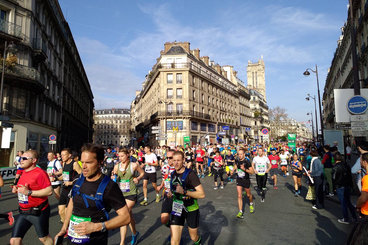 Foto der Läufer während des Pariser Marathons im Jahr 2018, die an einem Haussmannschen Gebäude vorbeilaufen.