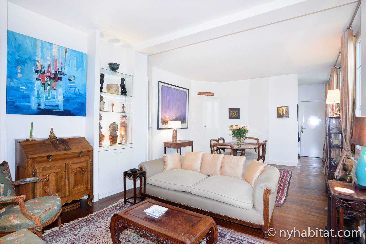 Foto des Wohnzimmers in PA-4526 mit Sofa, Couchtisch und Kunst.